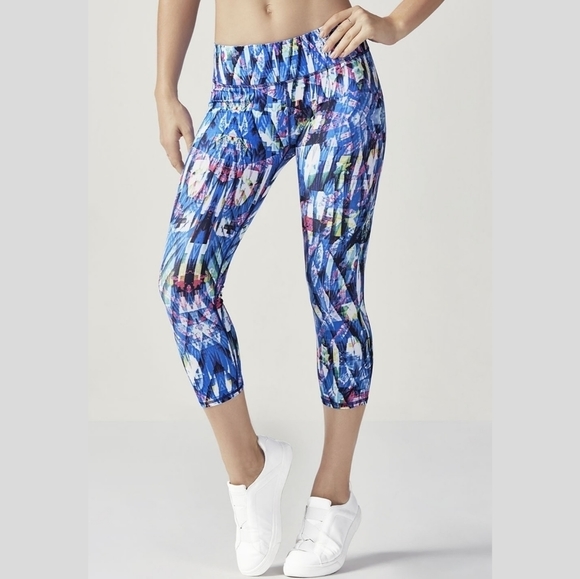 Fabletics Pants - Fabletics Salar Capri in Reef Print, size Large.